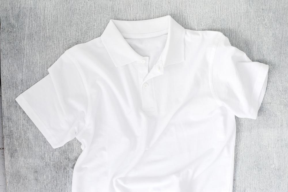 Koszulki polo z logo czy T-shirty reklamowe - co lepiej sprawdzi się dla Twojego zespołu?