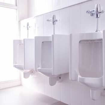 Jak urządzić nowoczesną łazienkę w firmie?