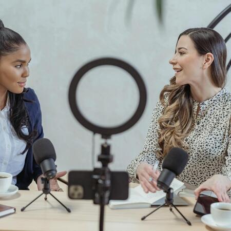 Kampanie telewizyjne z influencerami - jak znane twarze zwiększają wiarygodność marki